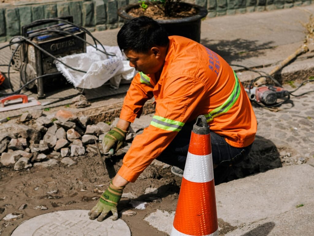 Technicien sur un regard
