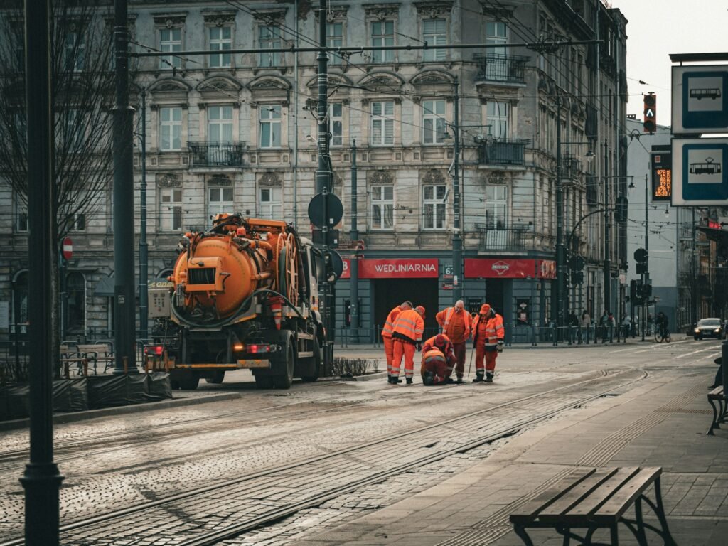 Camion de vidange et équipe
